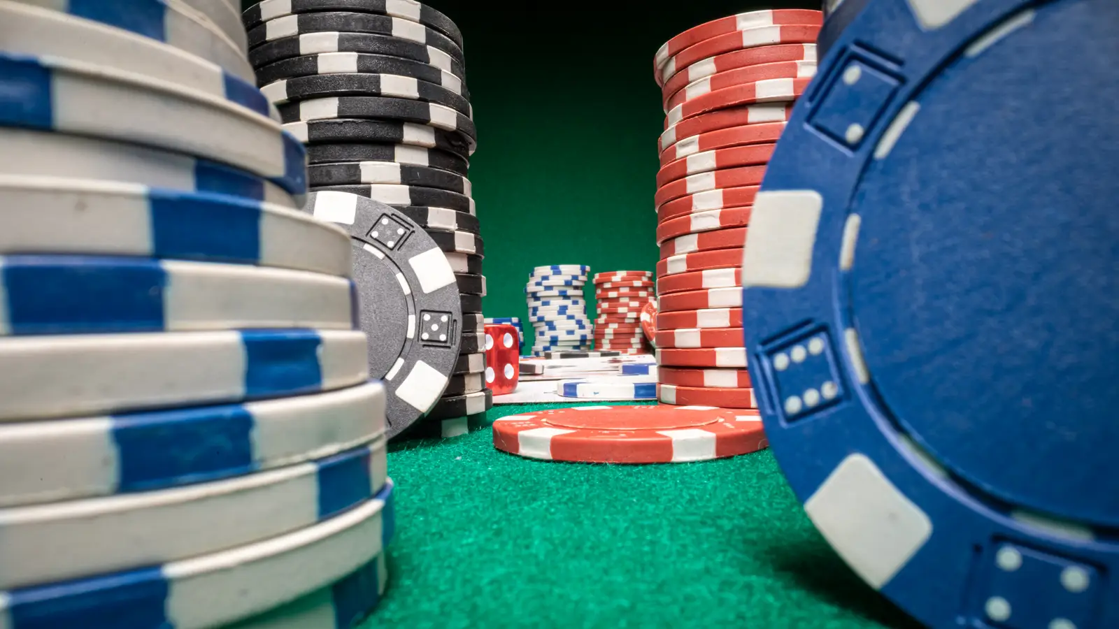 PokerBros app review: poker table with chips and cards, background of the pokerbros.app guide
